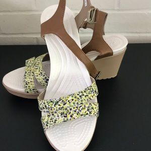 Crocs adorable 2.5 in wedge sandals. Size 8W. New!